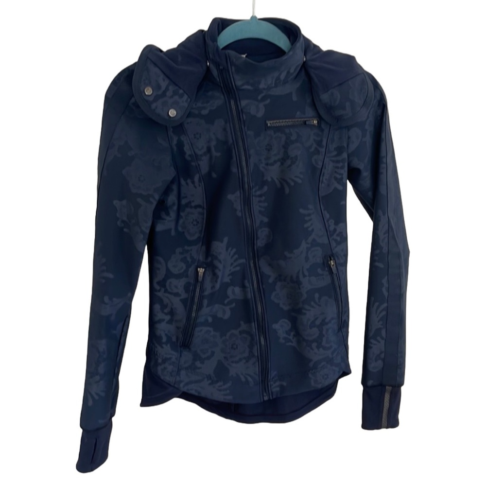 LuluLemon soft shell jacket with detachable magnetic hood